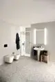 Weißer Waschtisch von Ideal Standard, montiert an der Wand. Mit einem einzigen Waschbecken und einem minimalistischen Design in einem modernen Badezimmer.